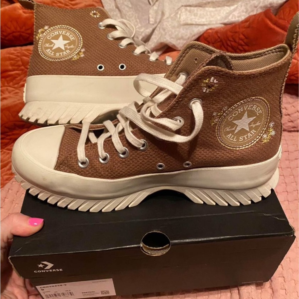 Womens lugg embroidered converse